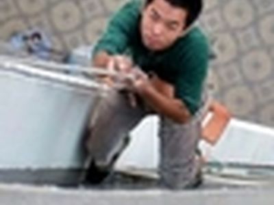 کودک چینی طناب کارگر ساختمانی را برید