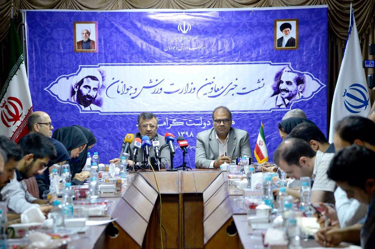 داورزنی:فدراسیون فوتبال باید در مورد پست های ساکت پاسخگو باشد/ دیگر مثل قبل نیست که هیئت مدیره از قوطی دربیاید!