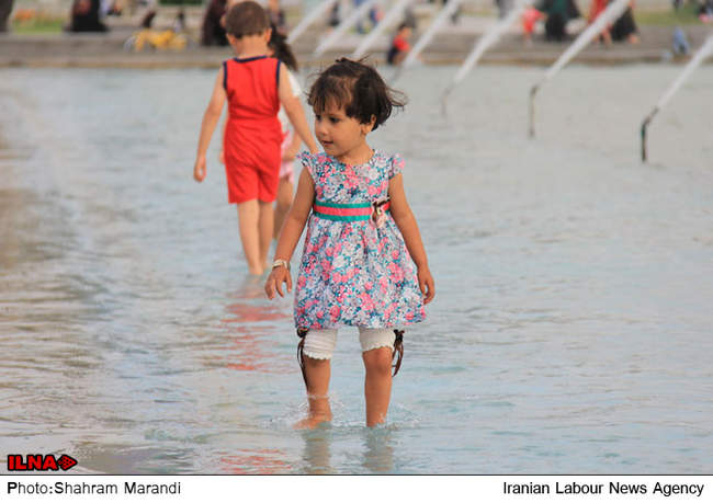  آب‌ بازی کودکان در میدان امام اصفهان