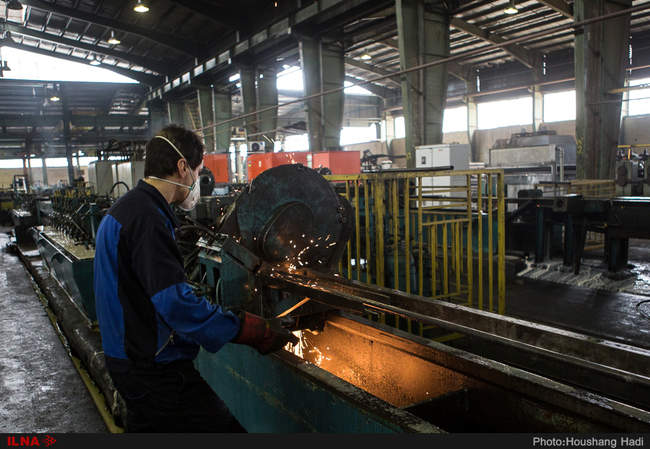 سایه های خمیده کارگران را دریابیم