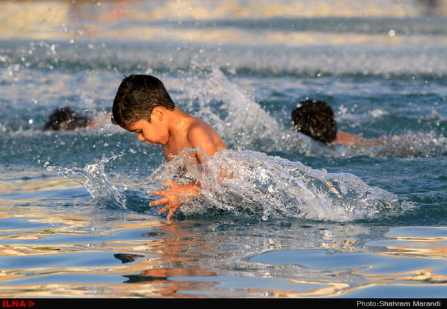آب بازی کودکان در میدان امام اصفهان