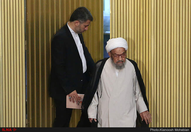 از تاخیر نمایندگان خبرگان در غیاب روحانی تا نشستن نماینده اصفهان بر صندلی آیت‌الله