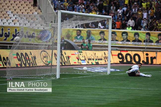 جدال حساس فوتبال سپاهان و استقلال 