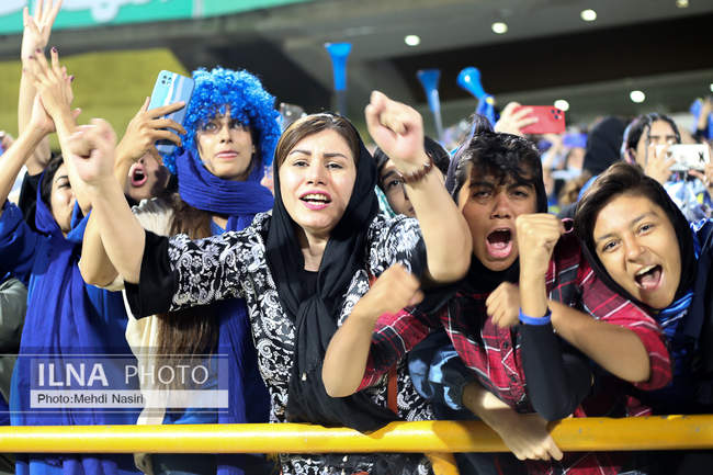 تصاویری از اولین حضور بانوان در لیگ برتر فوتبال  در ورزشگاه آزادی