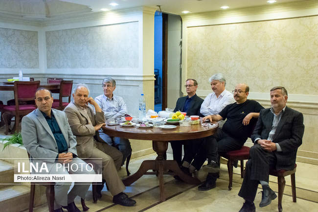 نشست صمیمی حزب اتحاد ملت ایران اسلامی در قزوین