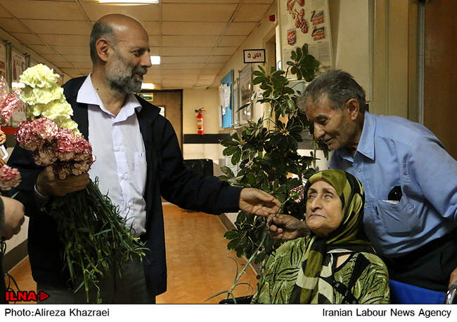 عیادت دبیرکل خانه کارگر از بیماران