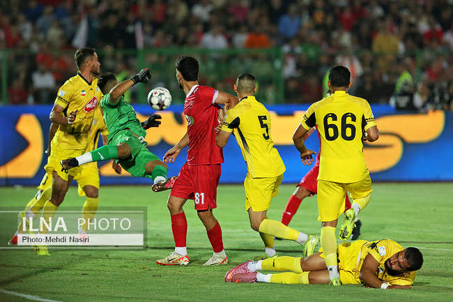 دیدار تیمهای فوتبال پرسپولیس تهران و فجر شهید سپاسی شیراز 