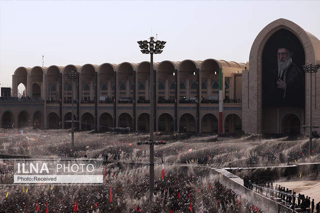 اقامه نماز بر پیکر رهبر شهید انقلاب با حضور جمعی از مسئولان، کارگزار�