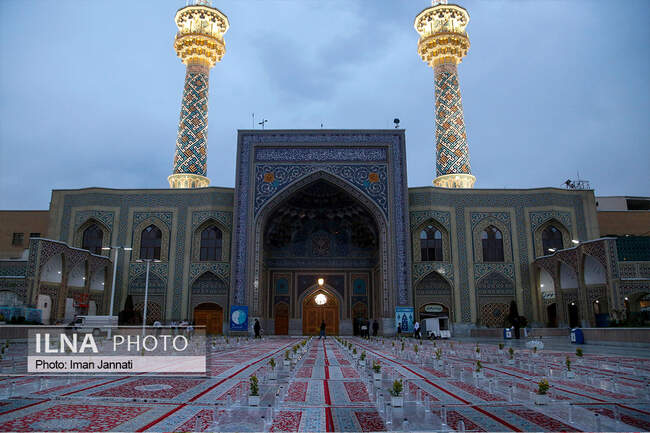 پذیرایی افطار از زائران در ورودی حرم امام رضا(ع)