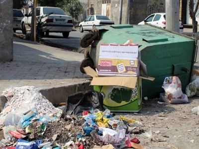 اعتراض‌ کارگران منطقه شش شهرداری اهواز/ زباله‌ها جمع‌آوری نشد