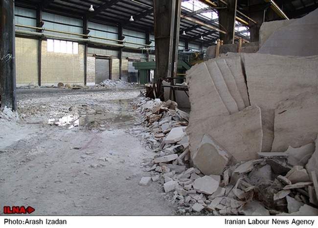 خاک به جای کار در کارخانه ای تعطیل