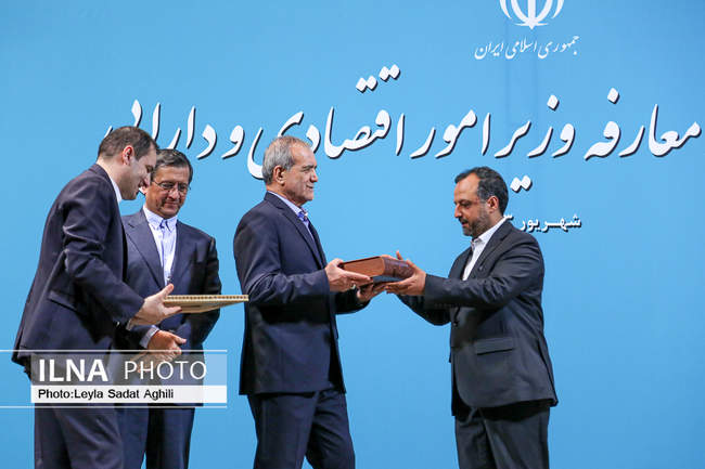 مراسم تودیع و معارفه وزیر امور اقتصاد و دارایی با حضور رییس‌جمهور