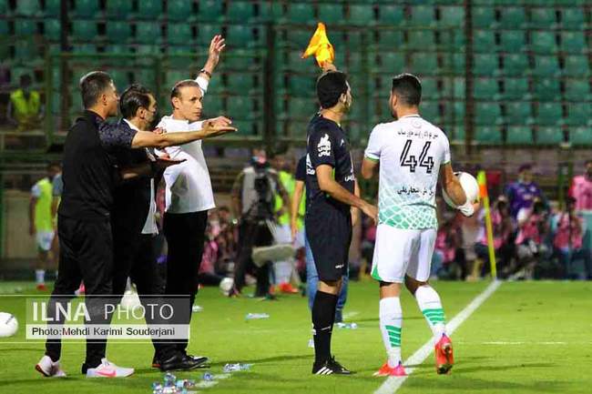 دیدار تیمهای فوتبال  پرسپولیس‌تهران و ذوب آهن اصفهان