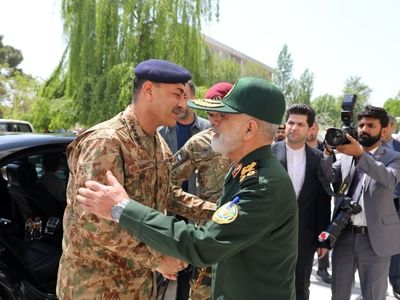 دیدار فرمانده ارتش پاکستان با فرمانده قرارگاه خاتم‌الانبیا