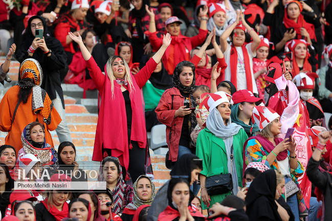 تصاویری از اولین حضور بانوان پرپسولیسی در لیگ برتر فوتبال در ورزشگاه