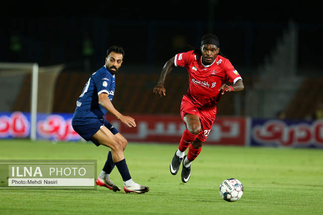 دیدار تیم های فوتبال پرسپوایس تهران و گل گهر سیرجان
