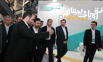 بازدید وزیر ارتباطات از غرفه همراه اول