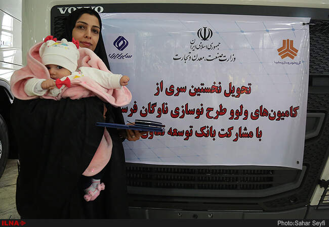 تحویل نخستین سری از کامیون های ولوو در طرح نوسازی خودروهای فرسوده با حضور وزیر صنعت