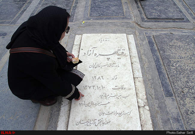 زیارت اهل قبور در آخرین پنجشنبه سال در بهشت زهرا