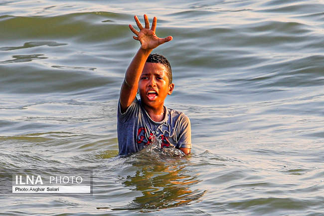 آب تنی در ساحل خلیج فارس