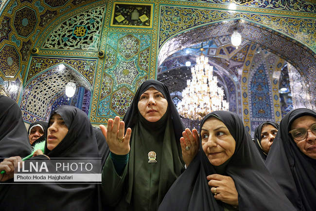 تعویض گل‌های ضریح حضرت امام رضا (ع)