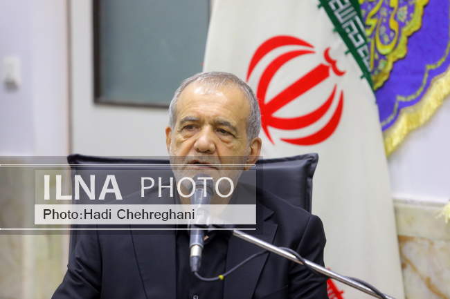 دیدار رئیس‌جمهور با علما و مراجع عظام در سفر به قم