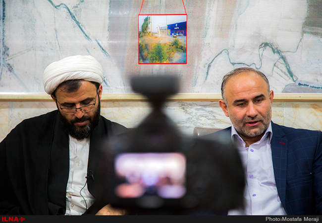 اهداء پرچم حرم امام رضا (ع) به موکب های مستقر در مهران