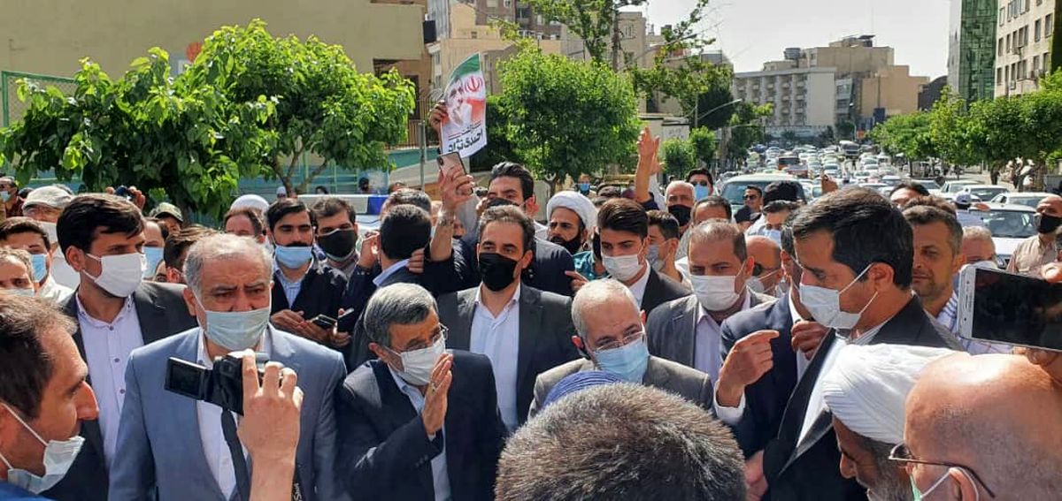 احمدی‌نژاد وارد وزارت کشور شد