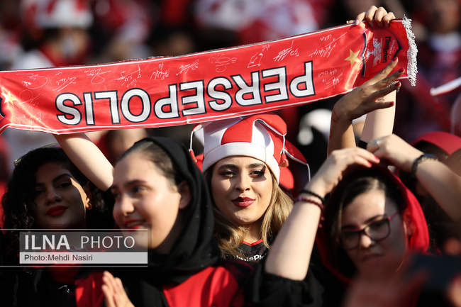 تصاویری از اولین حضور بانوان پرپسولیسی در لیگ برتر فوتبال در ورزشگاه