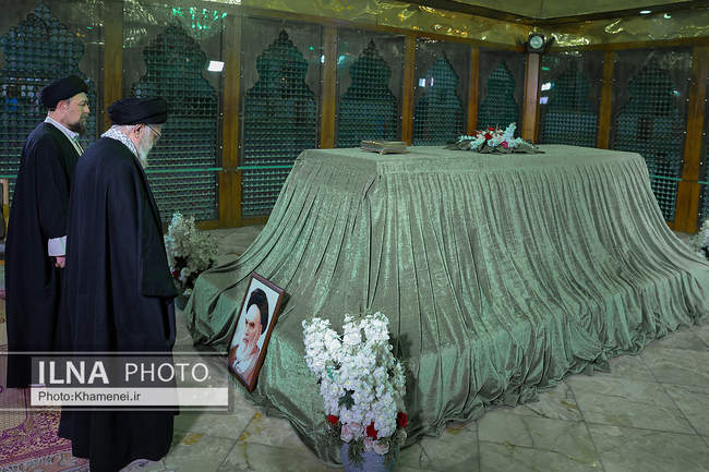 حضور رهبر انقلاب در مرقد بنیانگذار جمهوری اسلامی ایران