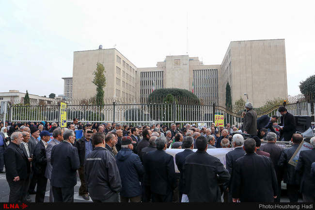 تجمع کارگران به مناسبت سالروز تصویب قانون کار مقابل سازمان برنامه و 