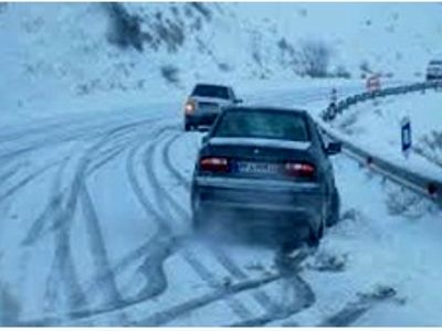 جاده‌های مازندران باز اما برفی و لغزنده است