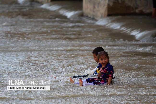 شادی بچه ها و خانواده ها از باز شدن زاینده رود 