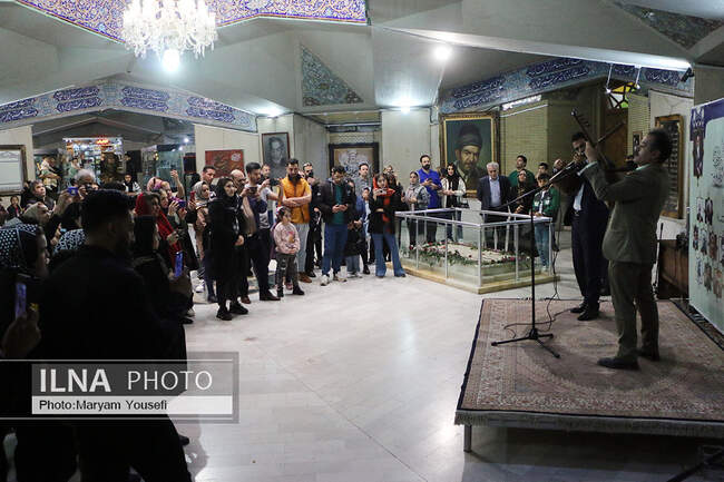 گردشگران نوروزی در مقبرةالشعرا