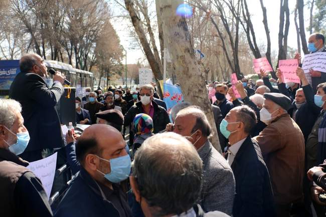 تجمع اعتراضی بازنشستگان تأمین اجتماعی اصفهان مقابل استانداری