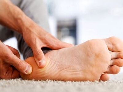 کمبود این ویتامین سبب ترک خوردن پاشنه پا می‌شود