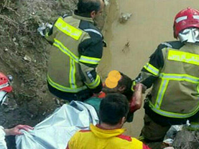 نجات فرد گرفتار در داخل کانال فاضلاب شهری در قزوین