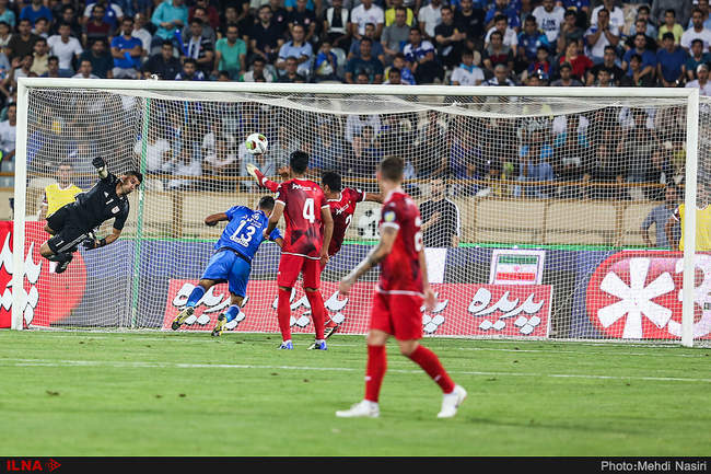 دیدار تیمهای استقلال تهران و تراکتورسازی تبریز