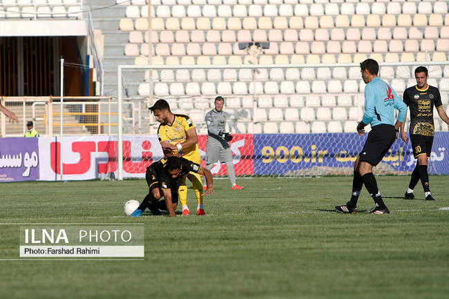 دیدارتیم های فوتبال فجرشهیدسپاسی شیراز و سپاهان اصفهان