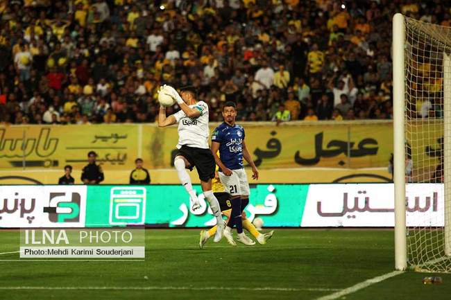 جدال حساس فوتبال سپاهان و استقلال 