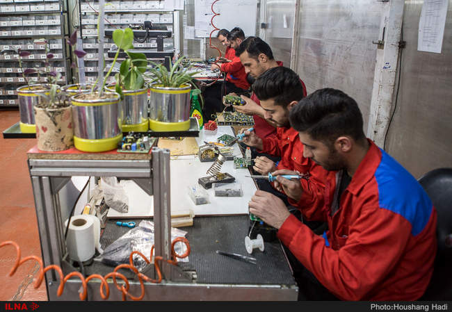 سایه های خمیده کارگران را دریابیم