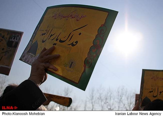 راهپیمایی نمازگزاران تهرانی در اعتراض به نشریه فرانسوی