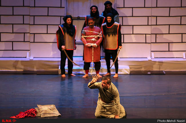 نمایش«مردی در آینه»