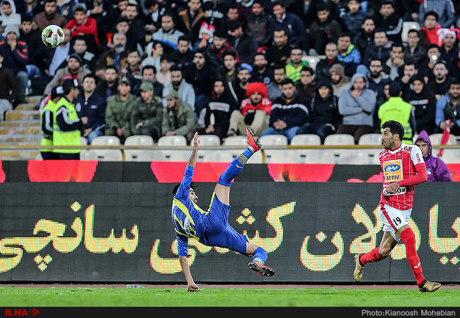 دیدار تیم های فوتبال پرسپولیس تهران و گسترش فولاد تبریز