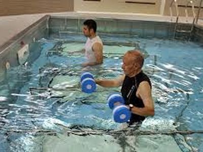  آموزش راه رفتن در آب برای کاهش درد سیاتیک/فیلم