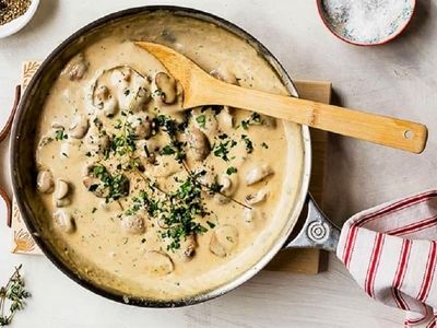 طرز تهیه سس قارچ با خامه و پنیر