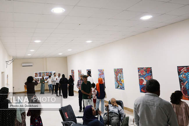 نمایشگاه «صلح» در فین؛ پوسترهای آذرخش فراهانی روی دیوار فرهنگ