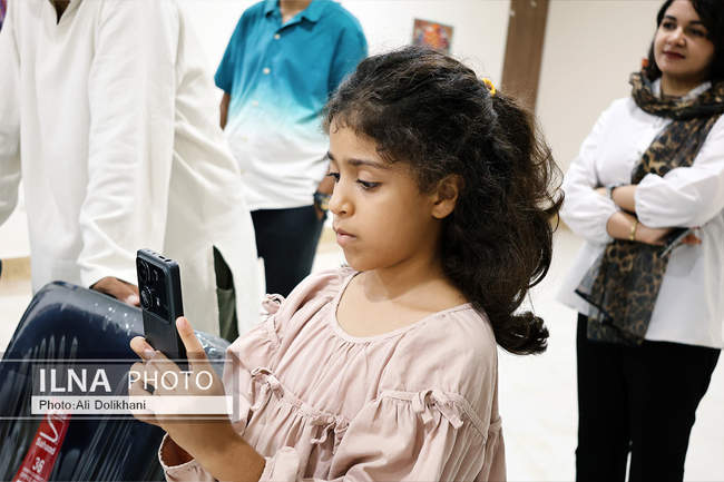 نمایشگاه «صلح» در فین؛ پوسترهای آذرخش فراهانی روی دیوار فرهنگ