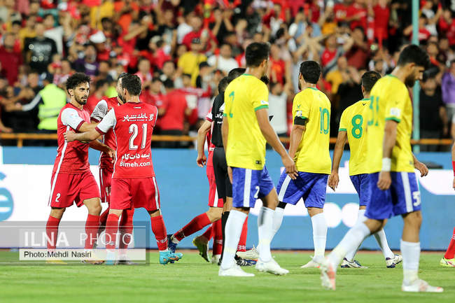 دیدار تیمهای فوتبال پرسپولیس تهران و صنعت نفت آبادان