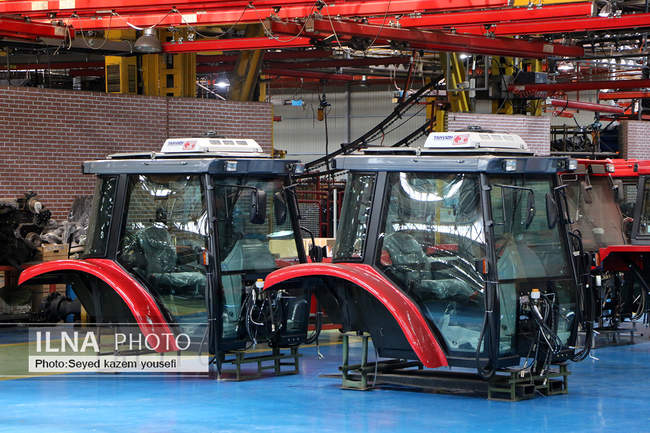 بازدید رییس کل بانک‌مرکزی از مجموعه تراکتورسازی ایران